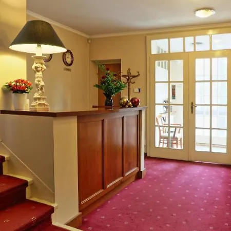 Gold Hotel